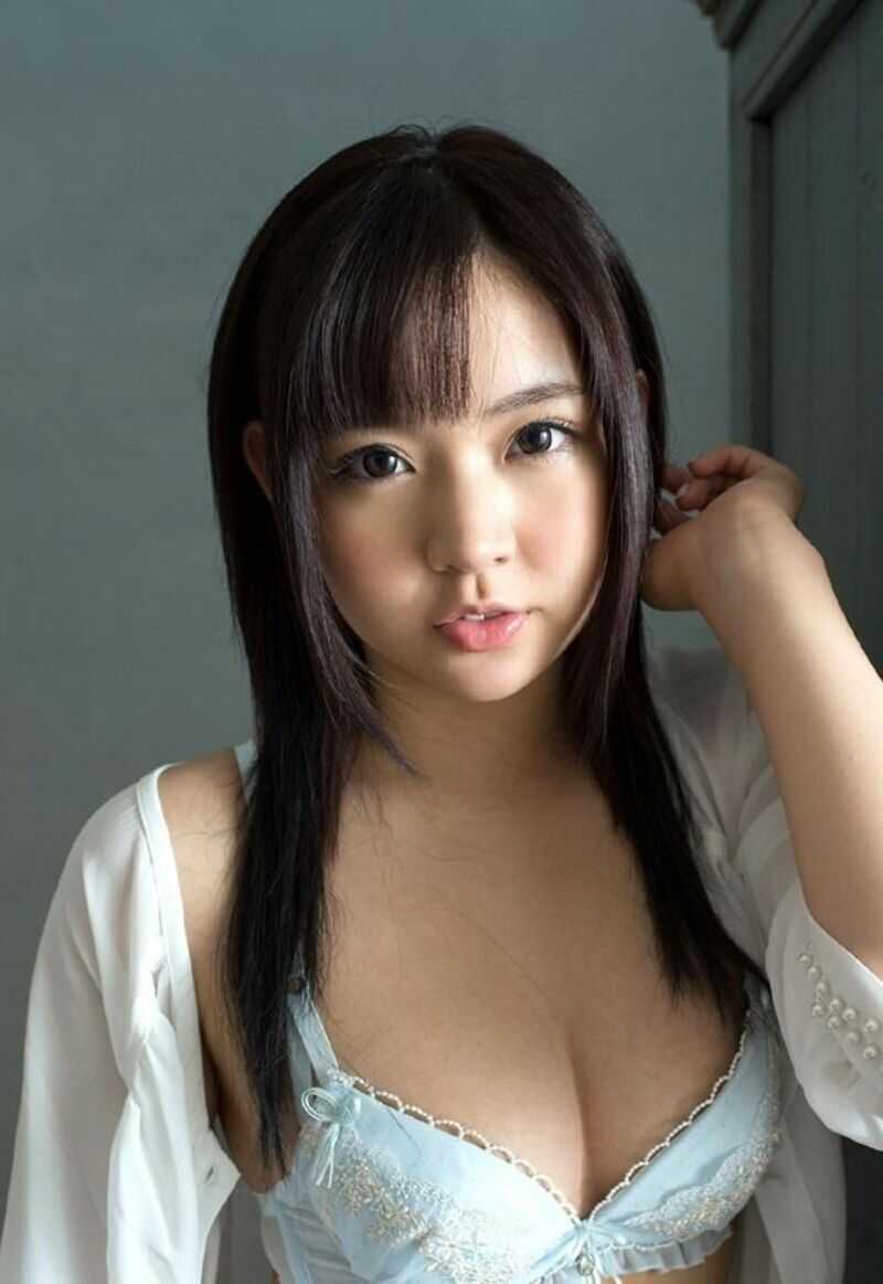 Ayano Nana sinh ngày 03/12/1995 và bắt đầu sự nghiệp phim người lớn của mình từ năm 2014. 