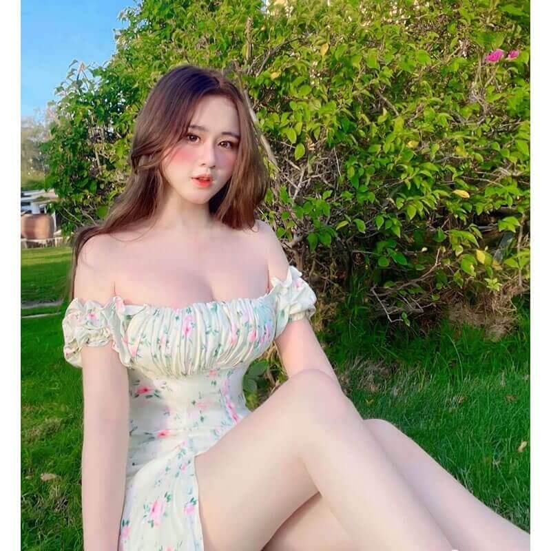 Hot girl áo dài gần đây đăng tải hình ảnh ngọt ngào, thơ mộng nhưng cũng không kém phần sexy, cuốn hút với chiếc váy trễ vai điệu đà.