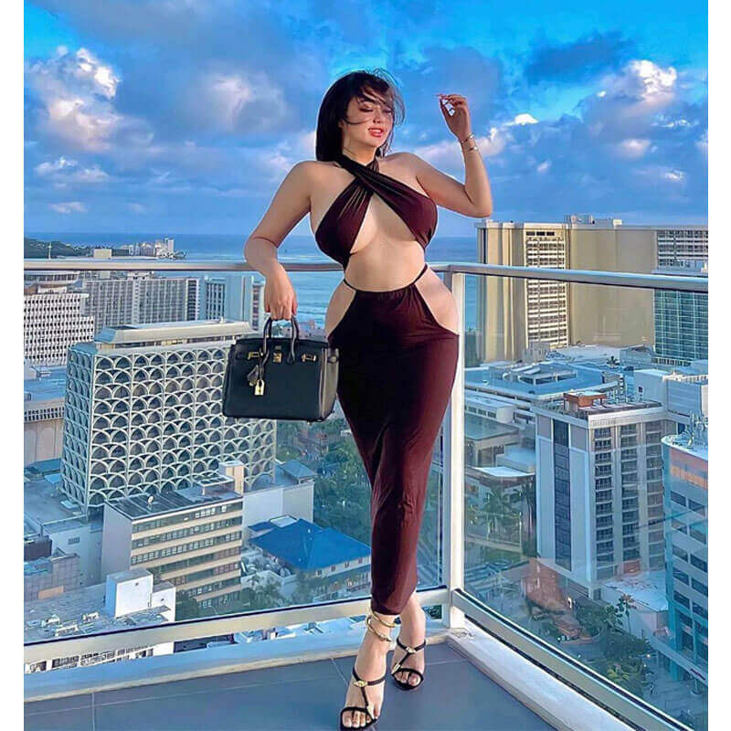 Đi du lịch, Rebecca Liu luôn ưu tiên chọn trang phục xẻ bạo.