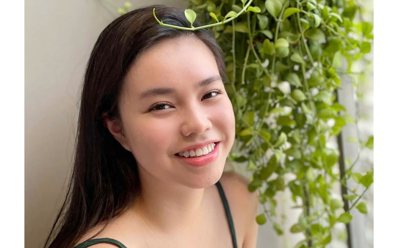 Trong những bức ảnh đời thường, nữ diễn viên cũng thể hiện được cơ thể mảnh mai.