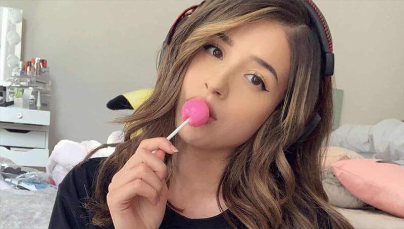 Nữ streamer Pokimane chơi nhiều tựa game rất đa dạng, như Among Us, Liên Minh Huyền Thoại, Minecraft,Fortnite, Valorant,...