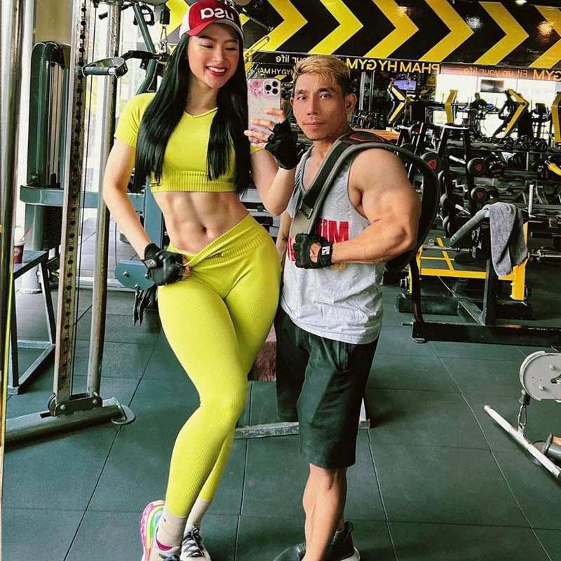 Trong những bộ đồ thể thao, cư dân mạng có thể thấy được vóc dáng cực ấn tượng của người đẹp không một chút mỡ thừa.