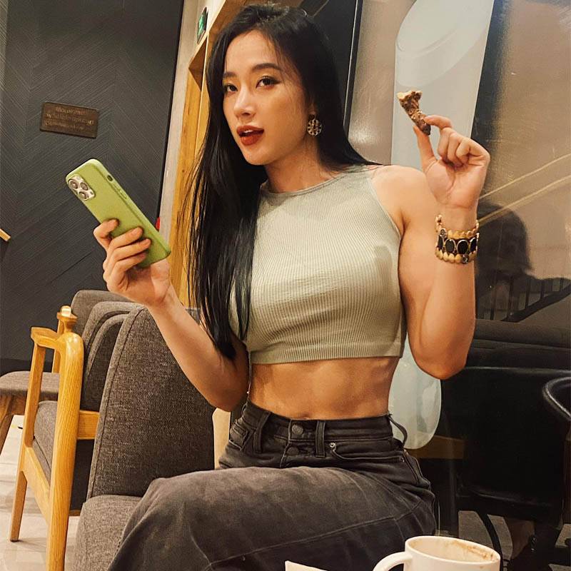 Trong những bộ trang phục thường ngày, mỹ nhân sinh năm 1995 ưu tiên diện những trang phục năng động, bó sát để khoe vóc dáng chuẩn chỉnh của mình.