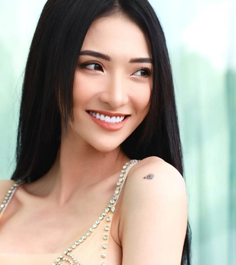 Nguyễn Tâm Như sở hữu đường nét gương mặt sắc sảo với sóng mũi cao, đôi mắt to và nụ cười rạng rỡ.
