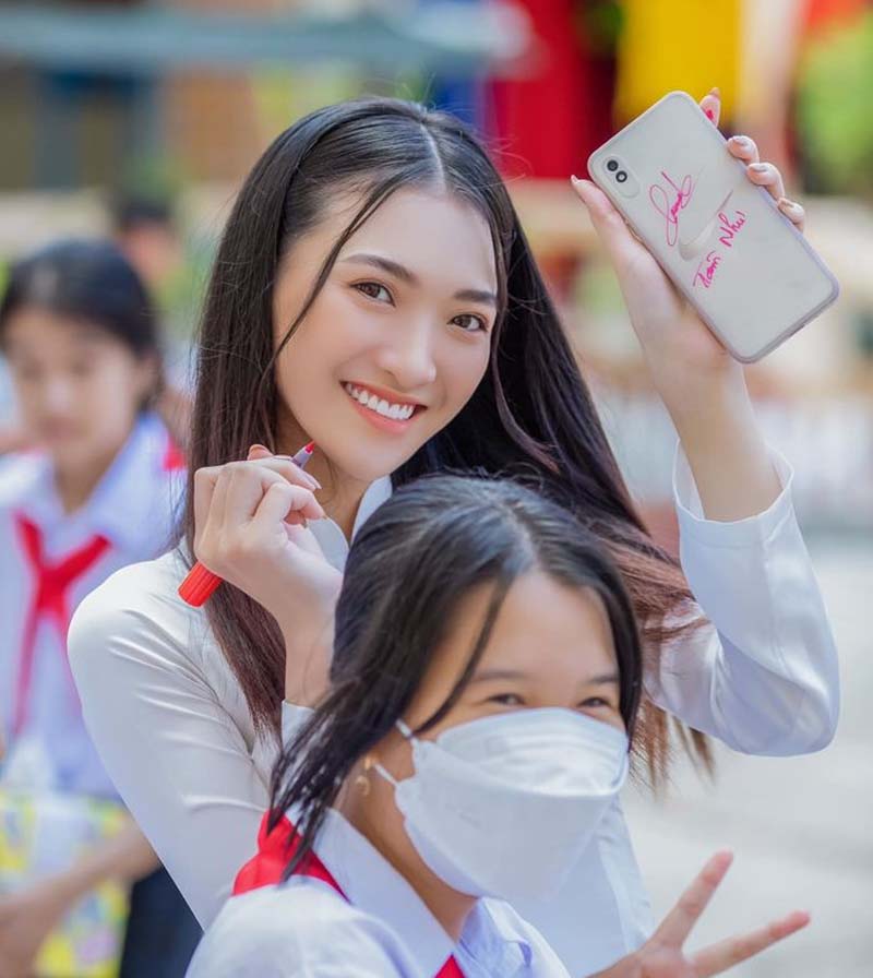 Trong cuộc sống thường ngày, người đẹp lựa chọn phong cách ăn mặc đơn giản, trang điểm nhạt để khoe vẻ đẹp tự nhiên, rạng rỡ của mình.